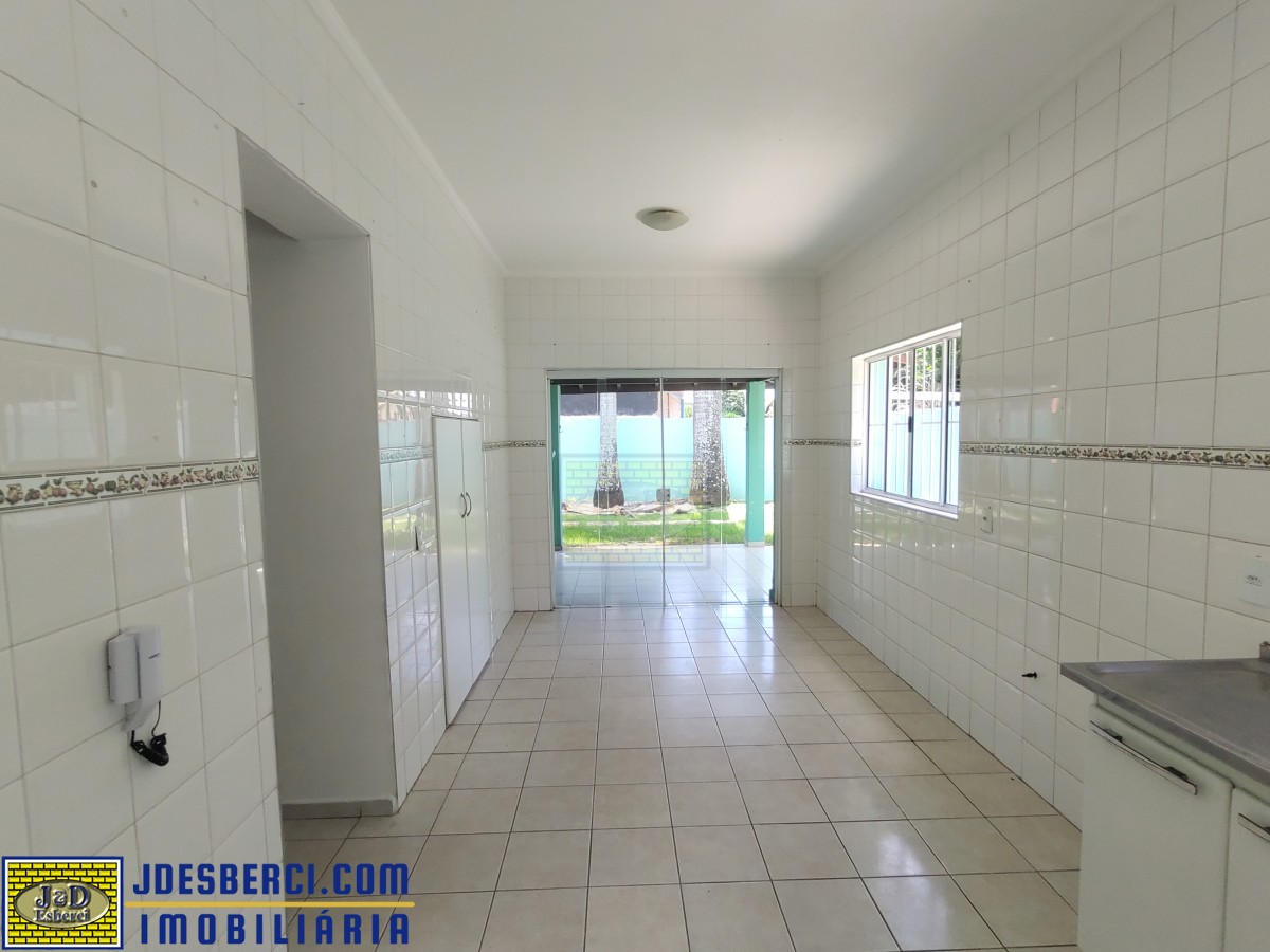 Casa para alugar com 3 quartos, 180m² - Foto 1